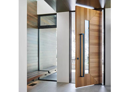 Importância do design da porta principal do hotel para a experiência do hóspede
